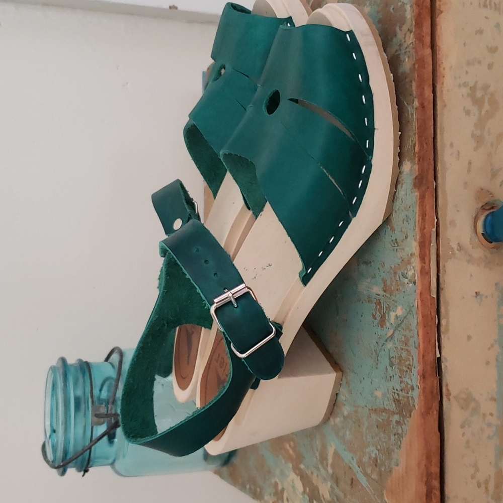 Peep toe leather clogs